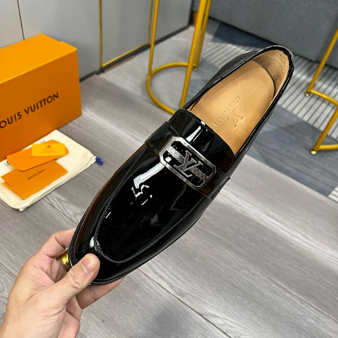 Factory price: 520💰-(LV) men’s formal leather shoes! Genuine molded horsebit, a classic must-have for your shoe cabinet! The feet are particularly delicate! This Gucci original version is a set last, and we are consistent with the counter! Therefore, it is more comfortable in terms of last shape and comfort! Take it to the counter and compare at will! Good shoes are more than just what they make! But grasp the essence from the inside out! Material: Imported first-layer cowhide! Genuine leather outsole imported from Italy, size: 39-44 (38/45 customized, non-refundable)